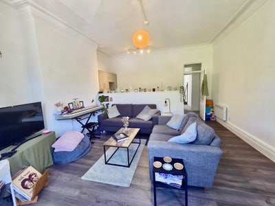 Lovely 2 Bed Apartment Cardigan Road Move in Nov! Main Photo