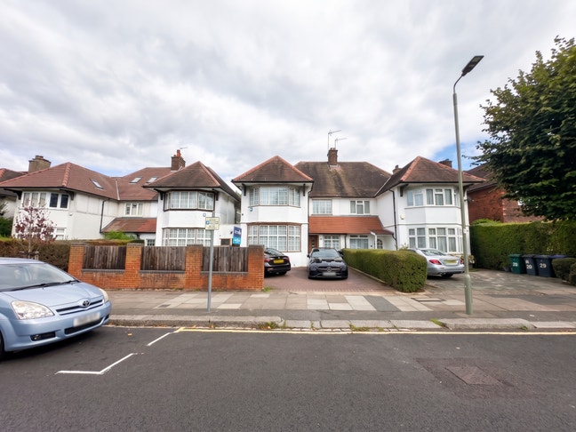 A gorgeous 5 bedroom semi detached house in NW11 Main Photo