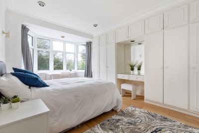 ** Cosey Large Furnished Room In Hanger Lane** Main Photo