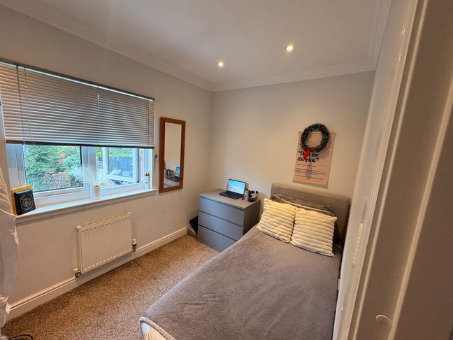 Furnished Single Room in Professional 4-Bed House Main Photo