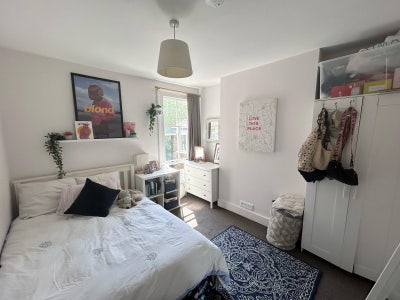 Lovely room available in 5 bed house  Main Photo