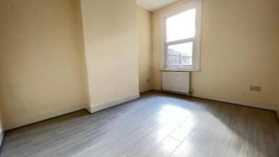 A Spacious double room for rent in N17 8NH Main Photo