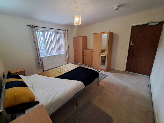 Large Double Room Available in Dudley Main Photo