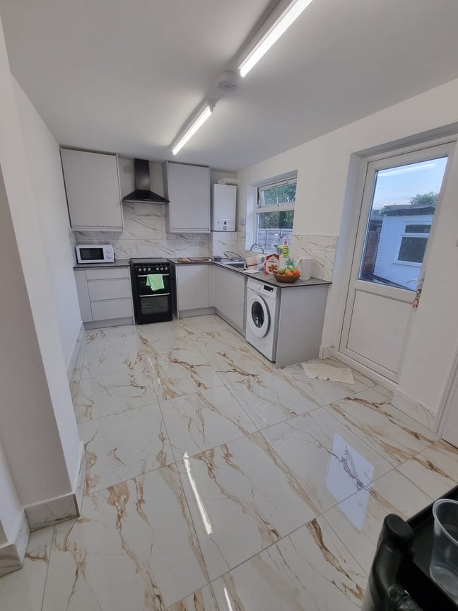 3 rooms for rent in Edmonton  Main Photo