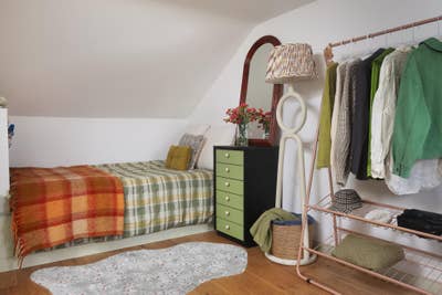 Furnished family room for short-let only Main Photo