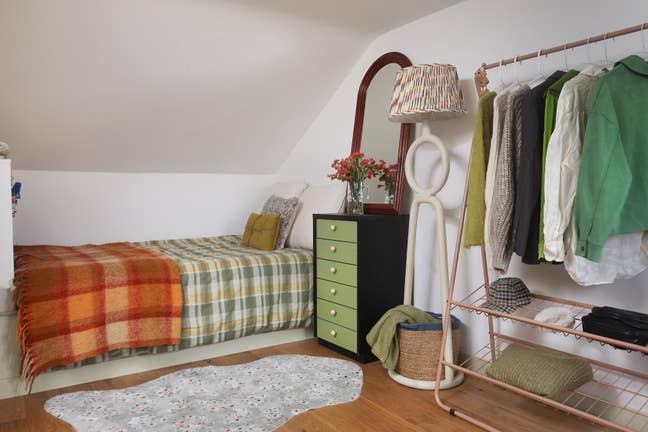 Furnished family room for short-let only Main Photo
