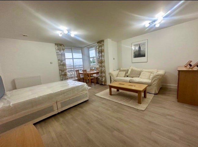 Riverside Kingsize Room — Royal Docks, E16 Main Photo