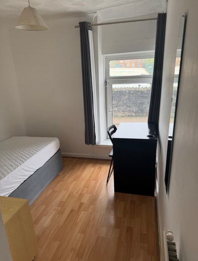 Furnished 5 Bed House, 2 Bathrooms, 1 Is En-Suite  Main Photo