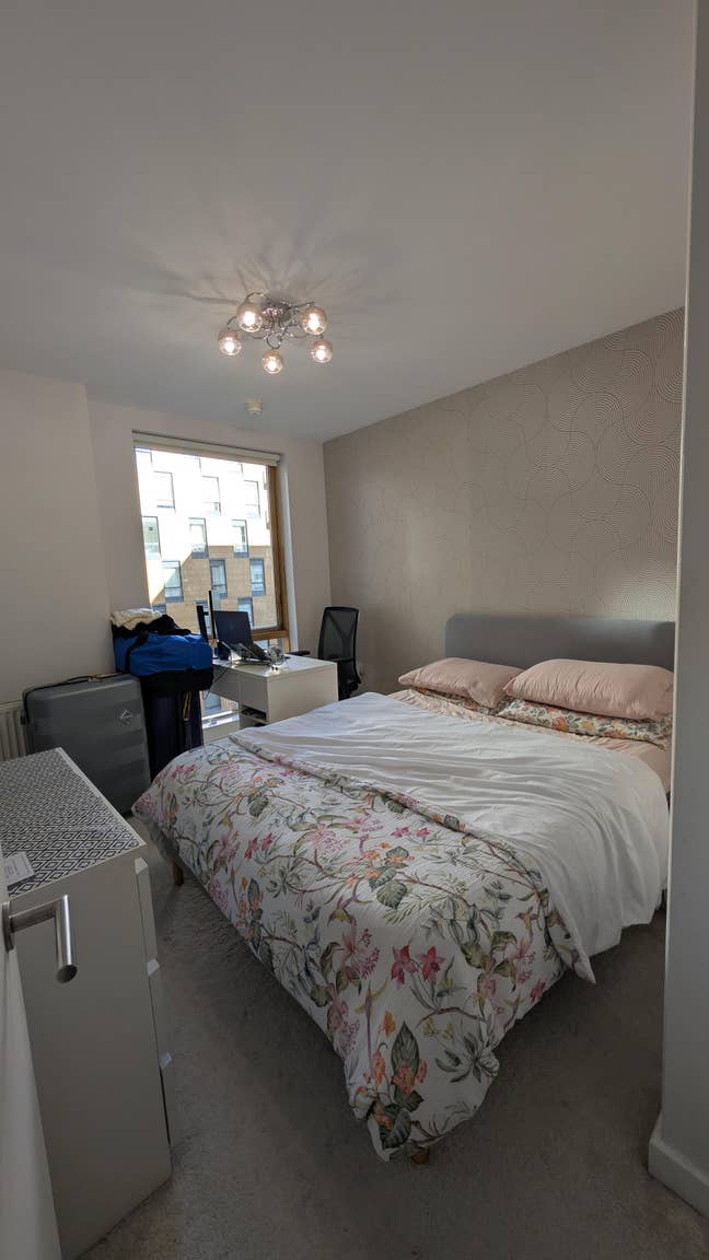 Ensuite double close to Train station Main Photo