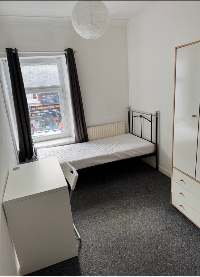 Available Now - Professional & Student - 2 X Rooms Main Photo