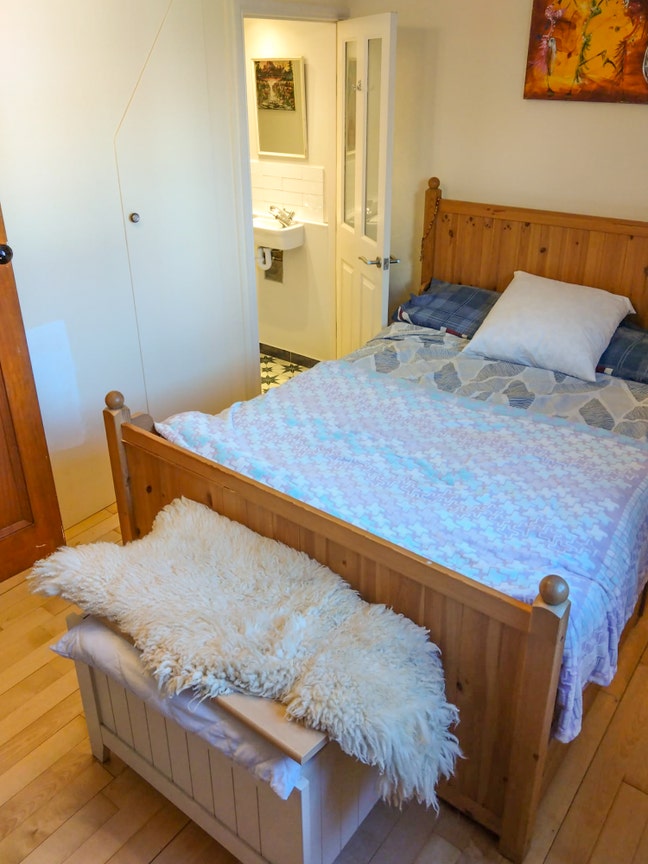 Beautiful double bedroom with en suit toilet Main Photo