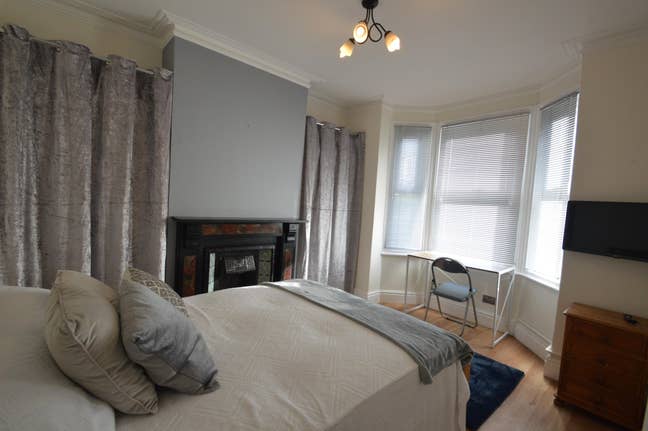 Graduate House  2 Minute Walk to Station/Town  Main Photo