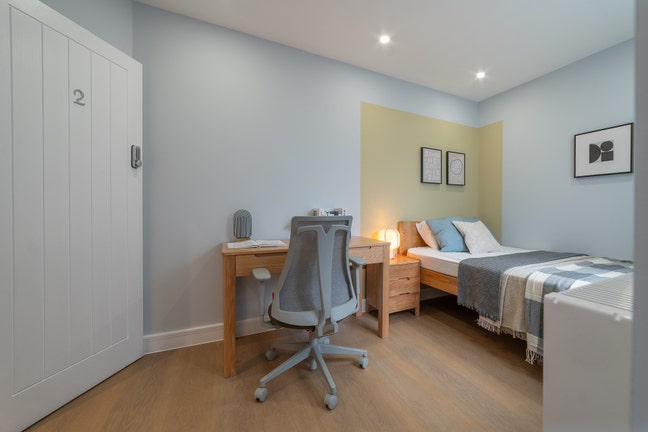 Double Room Available Near Epsom Station  Main Photo