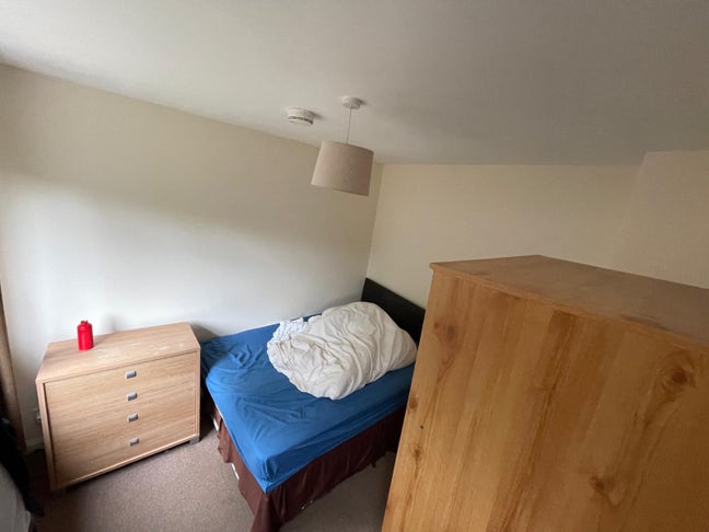 Room in 5 Bed shared house  Main Photo