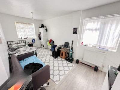 Newly renovated Studio Flat In N9 Main Photo