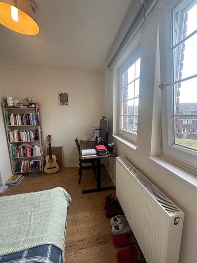 Double bedroom in nice house in Plaistow.  Main Photo