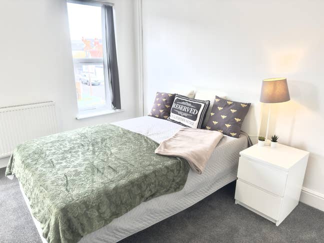 Large ensuite room available at Breedon st Main Photo
