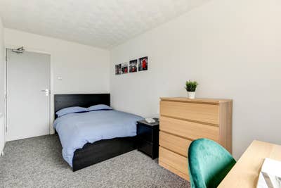 🏡 Beautiful Room Available - with Parking! Main Photo