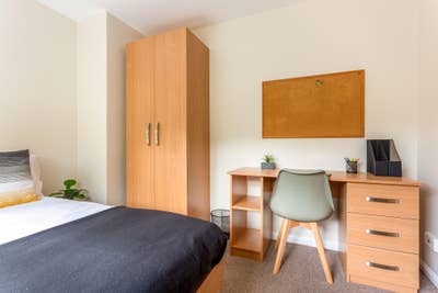 Generous Double Room with Lovely Housemates Main Photo