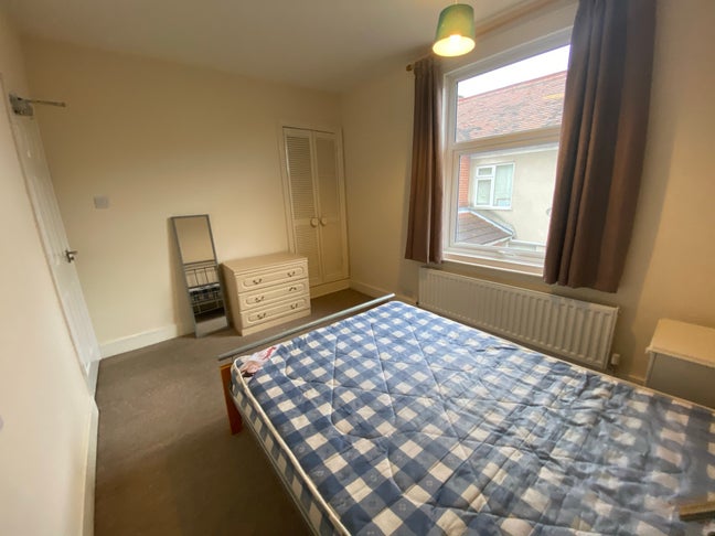 Double Rooms Available @ Montague Street Main Photo