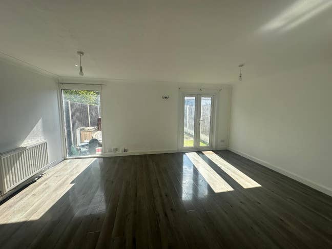 Bright and Airy 3 Bedroom House Basildon SS13 Main Photo