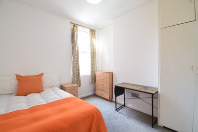 Bright & Modern Room – All Bills Included! Main Photo