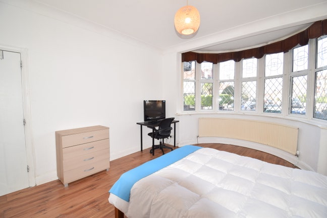 Couple room - 5min to tube Bills included Main Photo