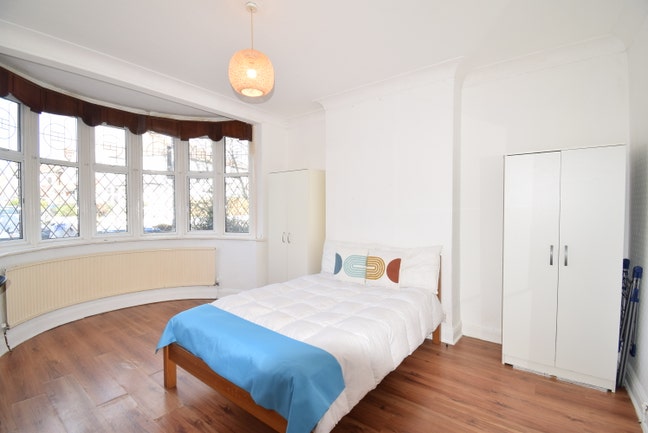 Fully Furnished Room – Move In Ready - Bills inclu Main Photo