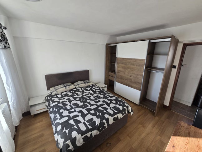 2 min walk to Jubilee line tube station  Main Photo