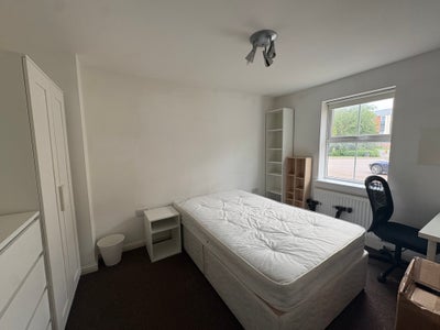 📚Room Available - 5 Minute from Uwe Campus 👩‍🎓 Main Photo