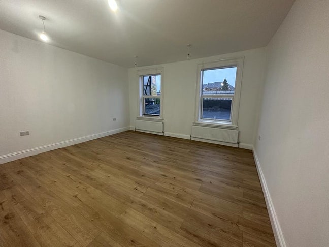 Large three bedroom flat  Main Photo