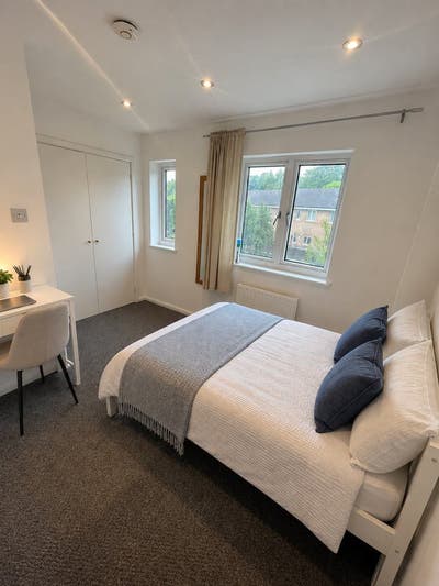 Spacious Double | Built-in Wardrobe- Bermondsey Main Photo