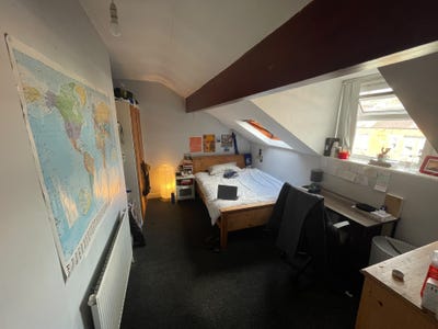 Top floor room available close to Headingley Main Photo
