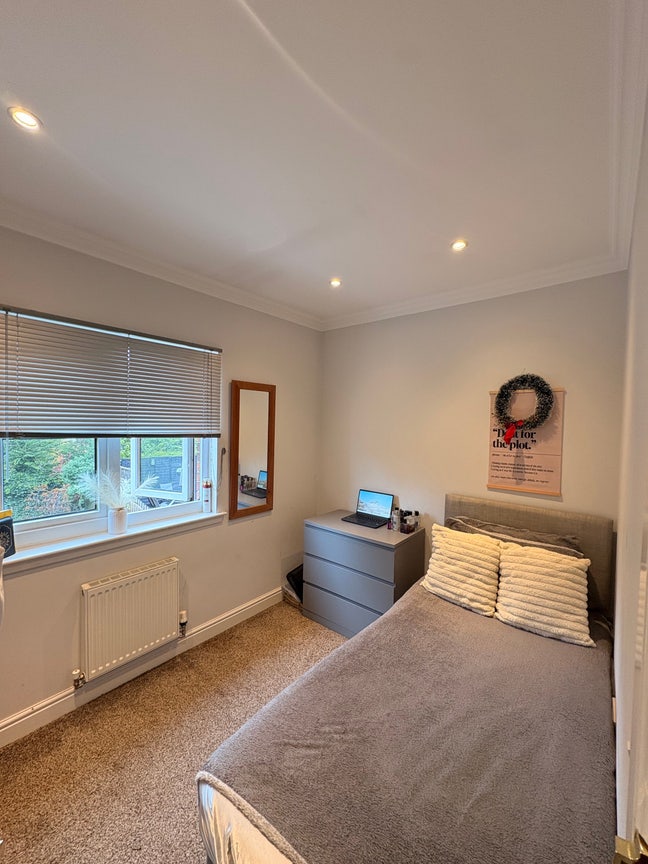 Single bedroom in a 4bedroom house  Main Photo