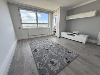 Spacious 3 Bed Flat with City Views Main Photo