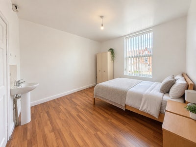 UC / HB-Huge ensuite Gravelly hill station - women Main Photo