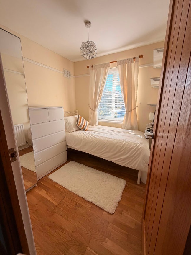  furnished  single  room for female only  Main Photo