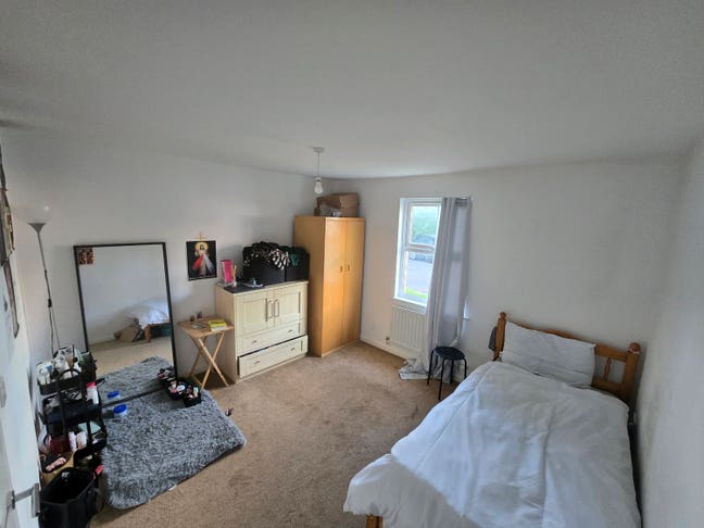 Large Fully Furnished Double Room Available  Main Photo