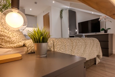 New premium large studio room in Stockport Main Photo