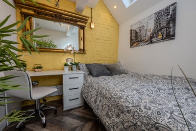 Premium Room in Fallowfield Centre Main Photo