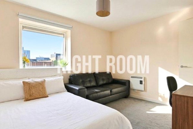 Large Room - Gated Apartment - 3min to DLR! Main Photo