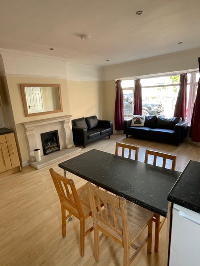 Lovely ensuite double rooms in bright modern house Main Photo