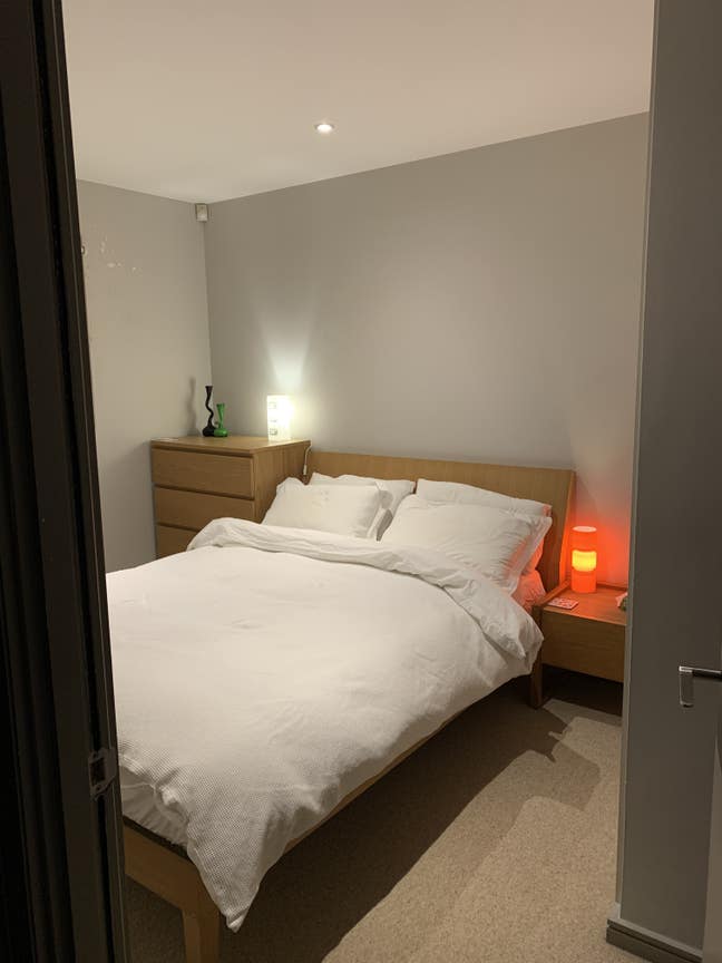 Double bedroom in a spatious modern stylish flat  Main Photo