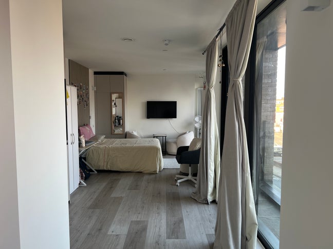 Premium & Sunlit Studio at Dandi Harrow Main Photo