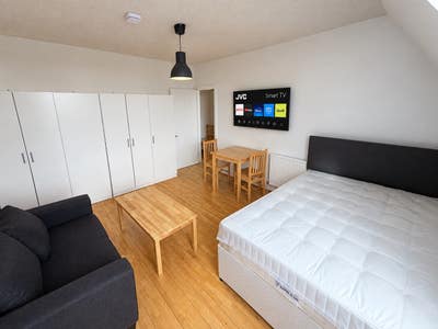 3 Fully Furnished Double Rooms – All Bills Include Main Photo