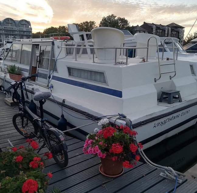 Double bedroom available on a houseboat.  Main Photo