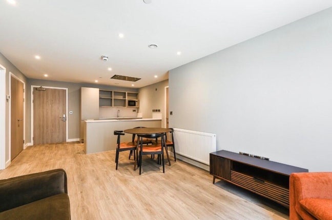 Ensuite In a Modern Apartment Available. Main Photo