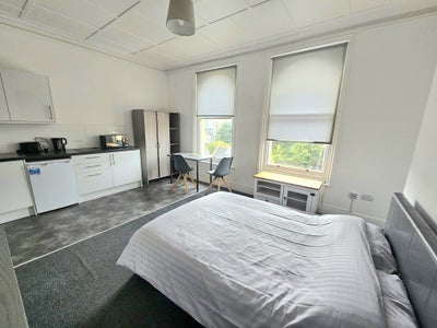 Large studio room, own kitchen, flexible let, bill Main Photo