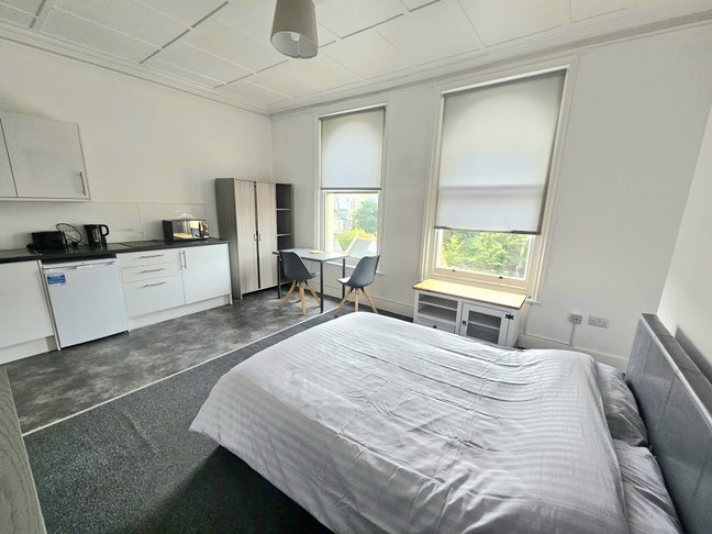 Large studio room, own kitchen, flexible let, bill Main Photo