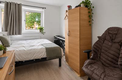 Large Double Room Garden Facing Rent Incl Gas Main Photo